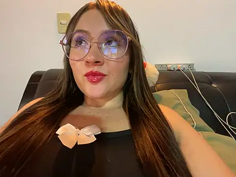 Snapshot of ValentinaOrtiz3 chatting on March 18, 1:32 am ValentinaOrtiz3 online show from March 18, 1:32 am