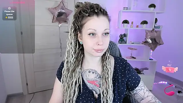 Snapshot of HoneySallyMoore chatting on December 6, 6:50 pm HoneySallyMoore online show from December 6, 6:50 pm