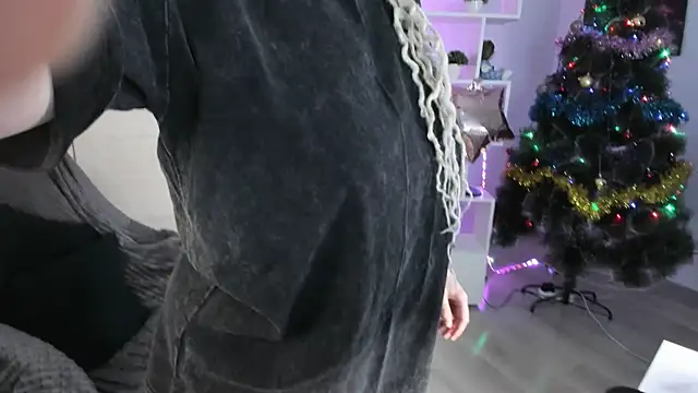 Snapshot of HoneySallyMoore chatting on December 21, 1:47 am HoneySallyMoore online show from December 21, 1:47 am