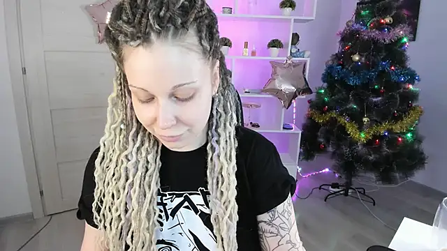 Snapshot of HoneySallyMoore chatting on December 21, 4:52 am HoneySallyMoore online show from December 21, 4:52 am