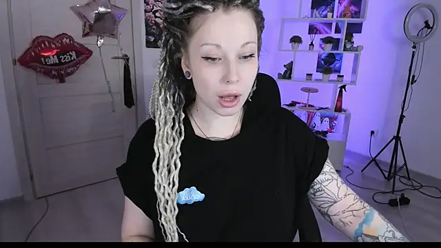 Snapshot of HoneySallyMoore chatting on October 4, 3:43 pm HoneySallyMoore online show from October 4, 3:43 pm