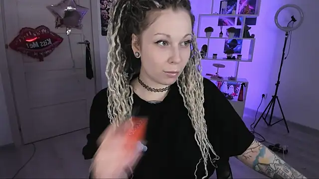 Snapshot of HoneySallyMoore chatting on October 22, 3:45 pm HoneySallyMoore online show from October 22, 3:45 pm