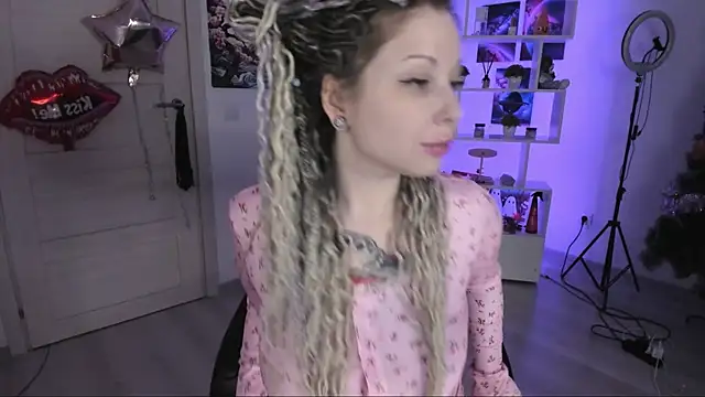 Snapshot of HoneySallyMoore chatting on November 9, 1:59 am HoneySallyMoore online show from November 9, 1:59 am