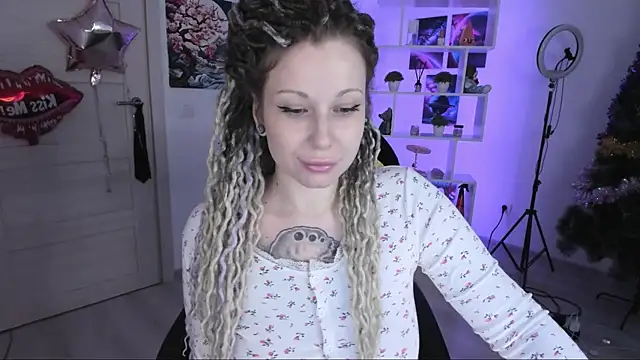 Snapshot of HoneySallyMoore chatting on November 15, 11:18 am HoneySallyMoore online show from November 15, 11:18 am