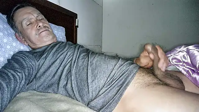 Snapshot of elver271@xh chatting on December 18, 5:46 am elver271xh online show from December 18, 5:46 am