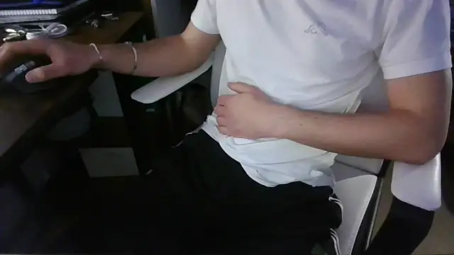 Manuhot001 online show from March 17, 9:55 pm