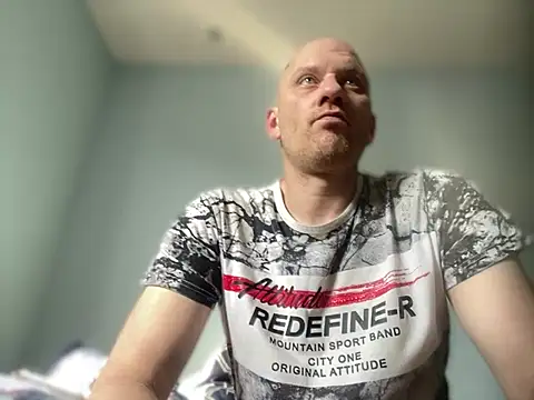 Krzysiekg123 online show from February 19, 9:17 am