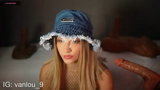 Snapshot of Vaniluu_9 chatting on November 19, 11:38 pm Vaniluu 9 online show from November 19, 11:38 pm