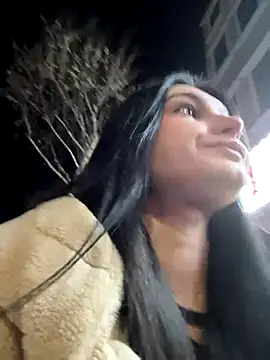 lunalovelee online show from December 1, 1:05 pm