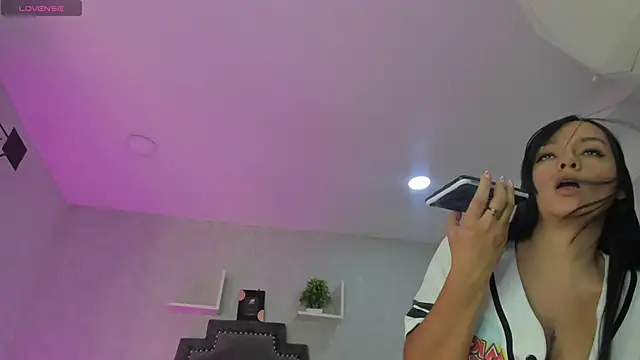 EmiliaRose  online show from November 17, 8:36 pm