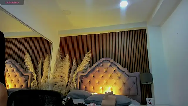 EmiliaRose  online show from December 14, 8:24 pm