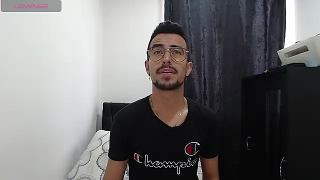 Snapshot of Demian_val chatting on March 5, 1:17 pm Demian val online show from March 5, 1:17 pm