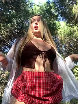 Snapshot of Mona_Plus chatting on February 17, 11:23 am Mona Plus online show from February 17, 11:23 am