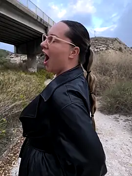 Snapshot of Mona_Plus chatting on October 6, 6:33 am Mona Plus online show from October 6, 6:33 am