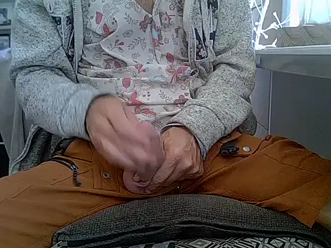 Snapshot of createur34 chatting on September 23, 11:57 am createur34 online show from September 23, 11:57 am