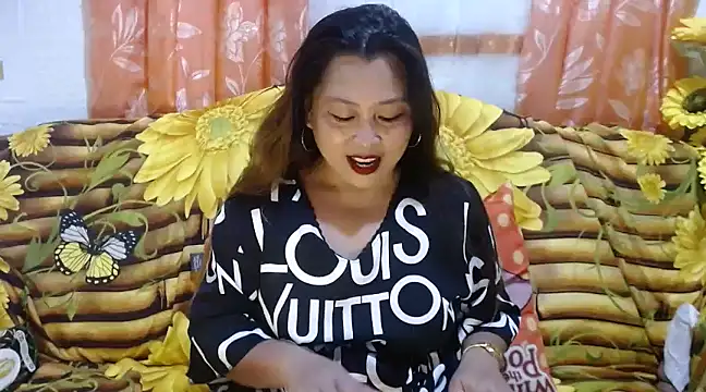 Snapshot of UrSweetClassyPinay chatting on December 8, 11:24 am UrSweetClassyPinay online show from December 8, 11:24 am