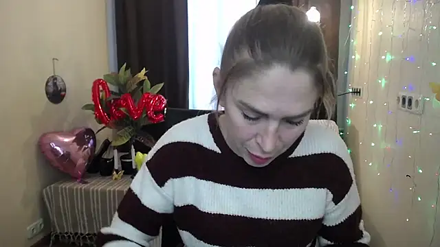 Snapshot of TessaDaybreak chatting on February 16, 10:54 am TessaDaybreak online show from February 16, 10:54 am