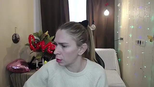 Snapshot of TessaDaybreak chatting on February 18, 7:21 am TessaDaybreak online show from February 18, 7:21 am