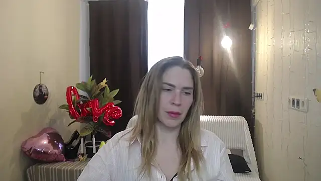 Snapshot of TessaDaybreak chatting on February 21, 10:39 am TessaDaybreak online show from February 21, 10:39 am