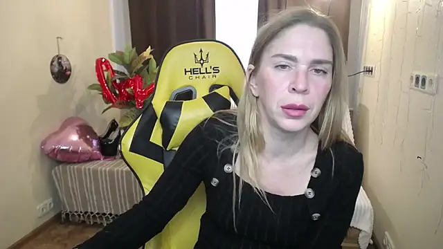 Snapshot of TessaDaybreak chatting on February 22, 1:35 pm TessaDaybreak online show from February 22, 1:35 pm