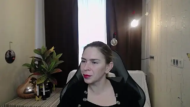 Snapshot of TessaDaybreak chatting on February 27, 7:23 am TessaDaybreak online show from February 27, 7:23 am