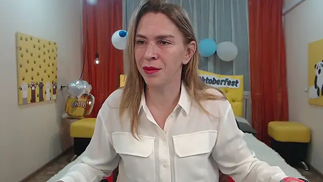 Snapshot of TessaDaybreak chatting on October 9, 7:28 am TessaDaybreak online show from October 9, 7:28 am