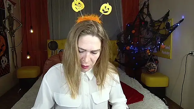 Snapshot of TessaDaybreak chatting on October 16, 6:58 am TessaDaybreak online show from October 16, 6:58 am