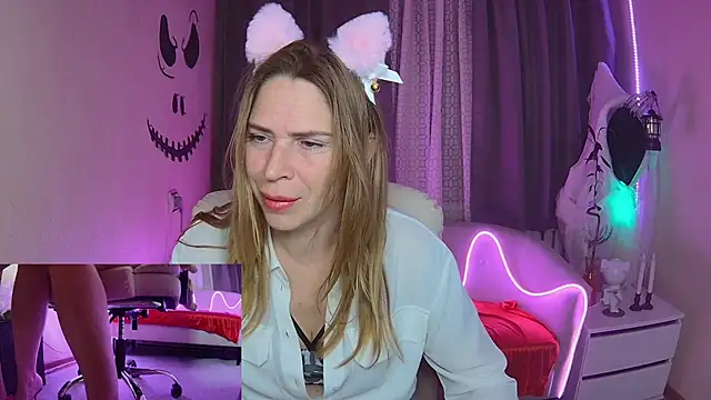 Snapshot of TessaDaybreak chatting on October 24, 7:49 am TessaDaybreak online show from October 24, 7:49 am