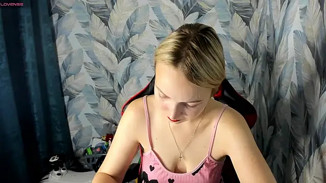 Snapshot of stella_leex chatting on November 6, 5:58 pm stella leex online show from November 6, 5:58 pm