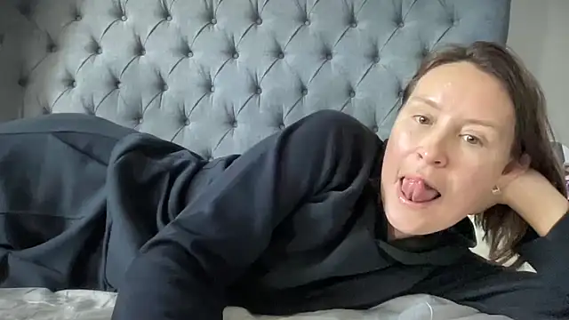 eatmypie69 online show from September 30, 9:25 am