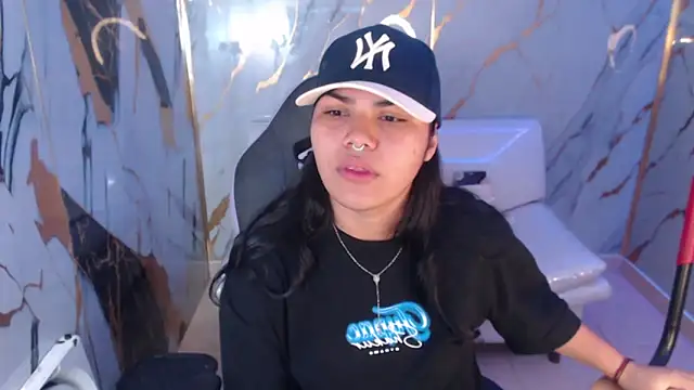 Snapshot of melany_rouse18 chatting on October 31, 11:22 am melany rouse18 online show from October 31, 11:22 am