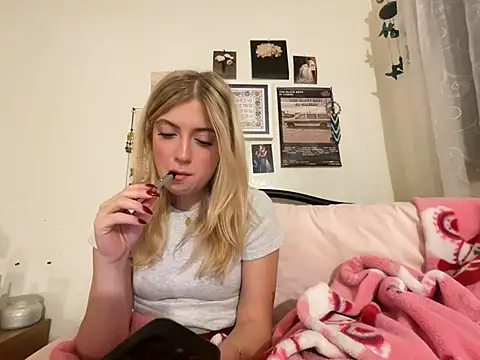 Snapshot of sinfulblonde1 chatting on February 26, 1:32 am sinfulblonde1 online show from February 26, 1:32 am