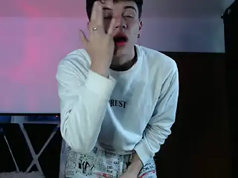 Snapshot of Smith_boy_25 chatting on March 12, 10:07 pm Smith boy 25 online show from March 12, 10:07 pm