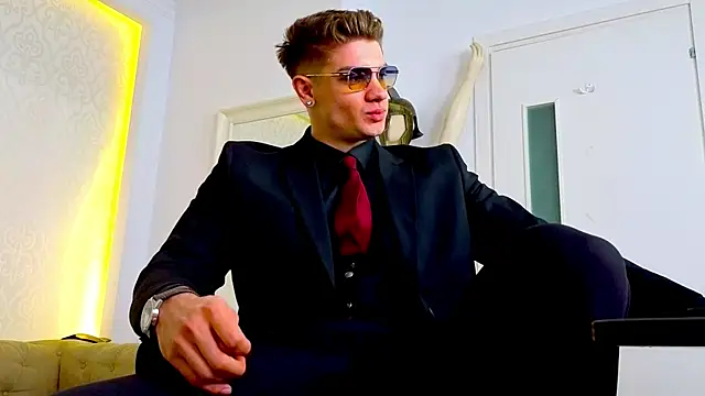 MaxKaiden online show from April 18, 5:00 am