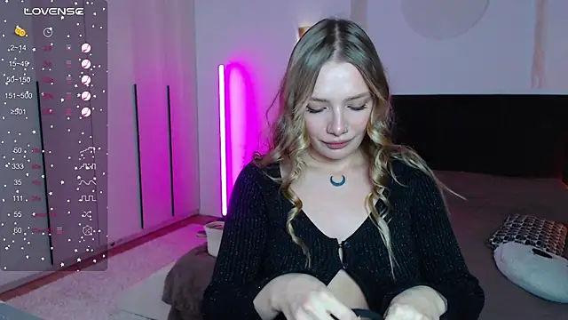 Snapshot of LunaticaBae chatting on February 27, 1:05 am LunaticaBae online show from February 27, 1:05 am