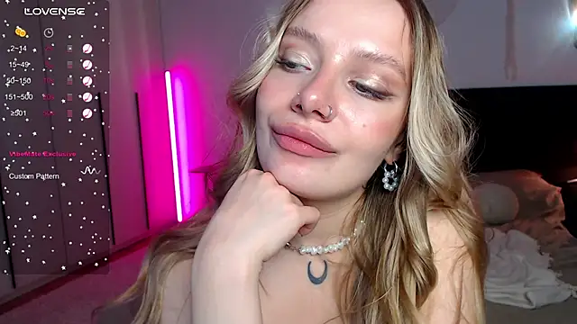 Snapshot of LunaticaBae chatting on March 16, 7:15 am LunaticaBae online show from March 16, 7:15 am