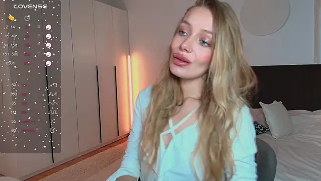 Snapshot of LunaticaBae chatting on September 15, 4:45 am LunaticaBae online show from September 15, 4:45 am