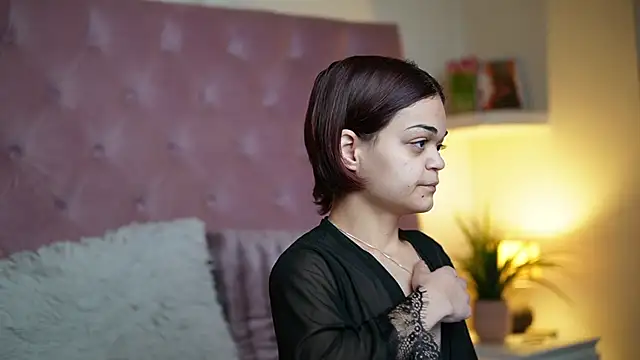 Snapshot of MaiaMini chatting on December 2, 10:05 pm MaiaMini online show from December 2, 10:05 pm