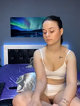 Snapshot of Siena_Amaris chatting on March 13, 9:43 am Siena Amaris online show from March 13, 9:43 am