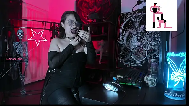 Snapshot of OnyxDiosaGotica chatting on November 17, 12:49 am OnyxDiosaGotica online show from November 17, 12:49 am