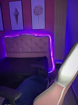 Emily-teen online show from February 23, 1:21 pm