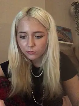 Snapshot of Blondie_Sofia_Essexbabe chatting on October 16, 8:43 pm Blondie Sofia Essexbabe online show from October 16, 8:43 pm