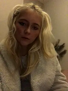 Snapshot of Blondie_Sofia_Essexbabe chatting on October 27, 12:47 am Blondie Sofia Essexbabe online show from October 27, 12:47 am