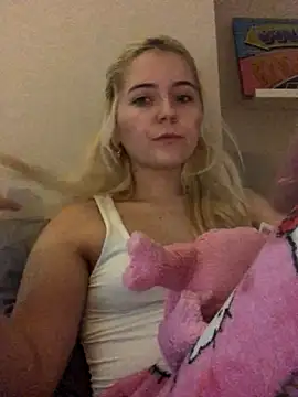 Snapshot of Blondie_Sofia_Essexbabe chatting on October 30, 11:27 pm Blondie Sofia Essexbabe online show from October 30, 11:27 pm