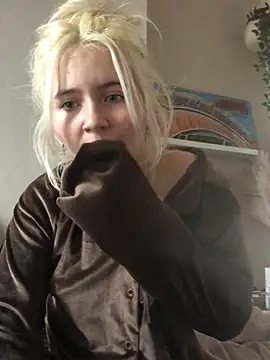 Snapshot of Blondie_Sofia_Essexbabe chatting on November 12, 11:10 am Blondie Sofia Essexbabe online show from November 12, 11:10 am