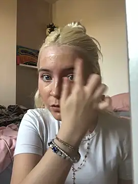 Snapshot of Blondie_Sofia_Essexbabe chatting on November 13, 12:48 pm Blondie Sofia Essexbabe online show from November 13, 12:48 pm