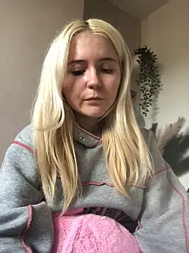 Snapshot of Blondie_Sofia_Essexbabe chatting on November 18, 11:36 am Blondie Sofia Essexbabe online show from November 18, 11:36 am