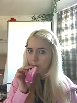 Snapshot of Blondie_Sofia_Essexbabe chatting on November 21, 12:15 pm Blondie Sofia Essexbabe online show from November 21, 12:15 pm