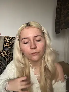 Snapshot of Blondie_Sofia_Essexbabe chatting on November 27, 11:56 am Blondie Sofia Essexbabe online show from November 27, 11:56 am