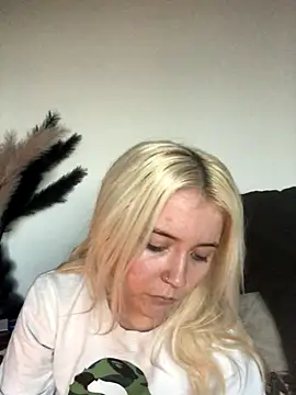 Snapshot of Blondie_Sofia_Essexbabe chatting on November 28, 3:47 pm Blondie Sofia Essexbabe online show from November 28, 3:47 pm